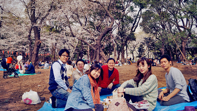 微貓與今天的賞櫻旅伴，上野公園野餐中。