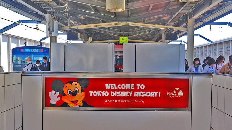 搭乘JR京葉線，抵達舞濱車站，就是迪士尼樂園所在之處囉！