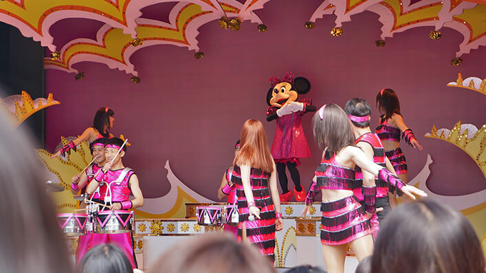 迪士尼人氣角色與專業表演者，載歌載舞。