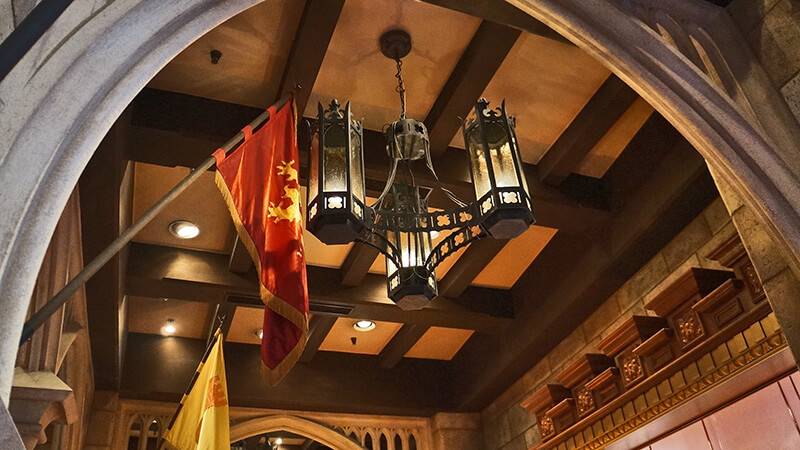 木製天花板掛燈插旗，就像在城堡中一般。