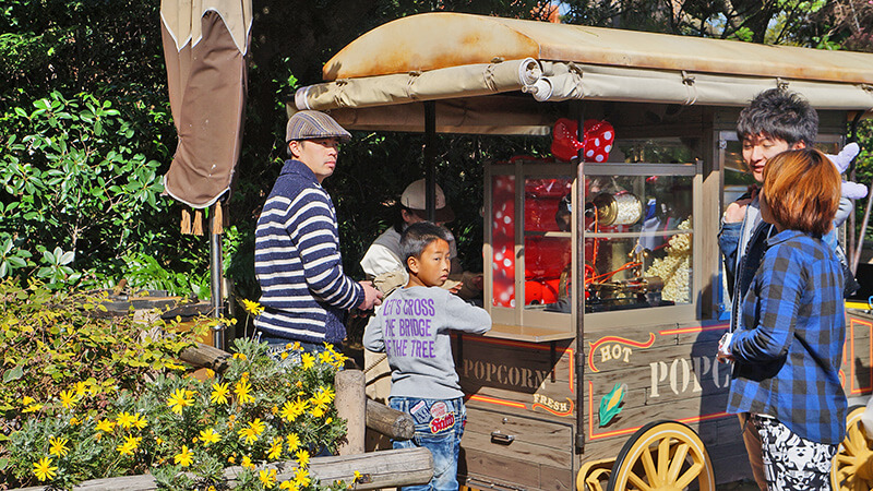 迪士尼樂園中，復古馬車爆米花攤。