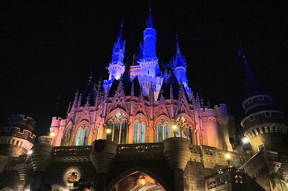 夜晚東京迪士尼城堡，迷幻美麗。