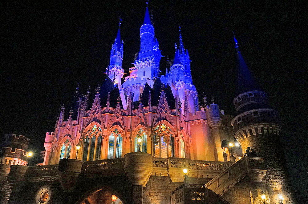 夜晚迪士尼城堡。