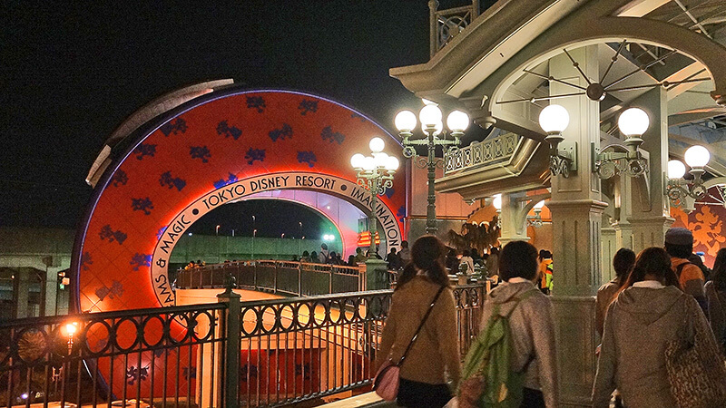 無腦走，跟著人群離開迪士尼樂園。