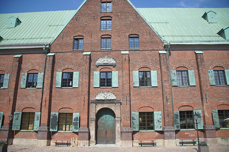 歷史建築，磚紅搭配青銅色，是北歐建築特色。