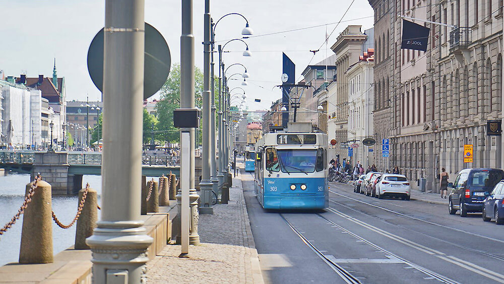周圍街景，招牌藍白電車走在路上真好看！