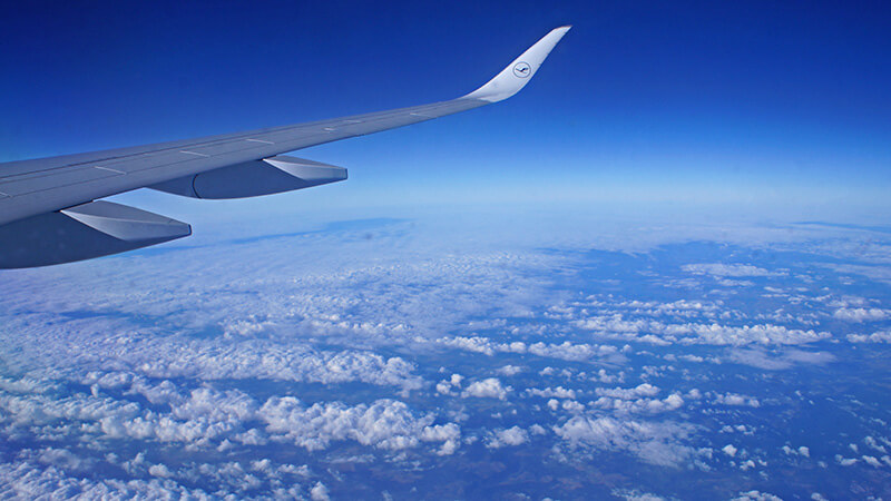 乘坐著德國漢莎航空，飛在雲海上，好藍好美。