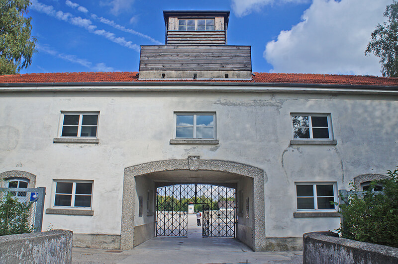 達豪集中營，沈重的鐵門。