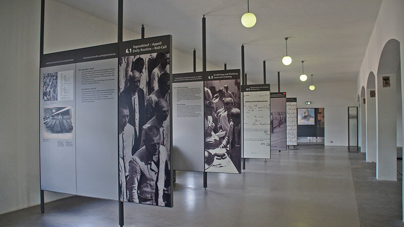 慕尼黑達豪集中營，黑白照片與密密麻麻的英文說明展板。