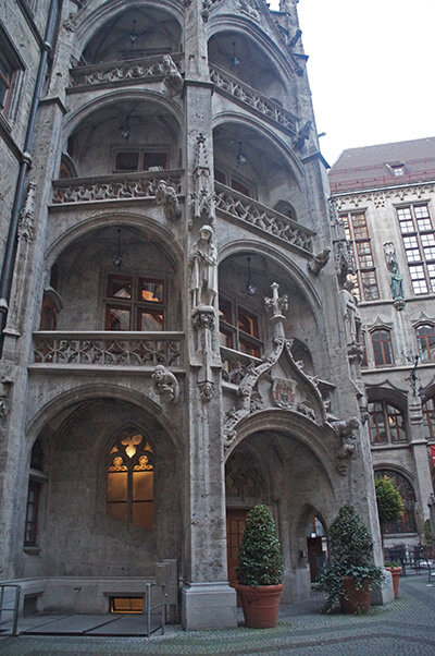 與巴黎聖母院相似的建築樣式。