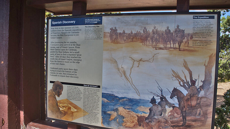路邊展板：西班牙探險隊率先發現大峽谷，拍照點在這塊展板旁邊。