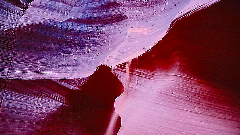 導遊灑上去的沙，紫色岩壁，羚羊谷。