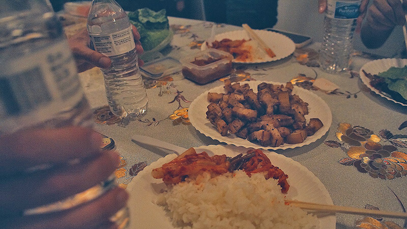 露營車餐桌上，我們的簡單晚餐：肉、泡菜、小菜。