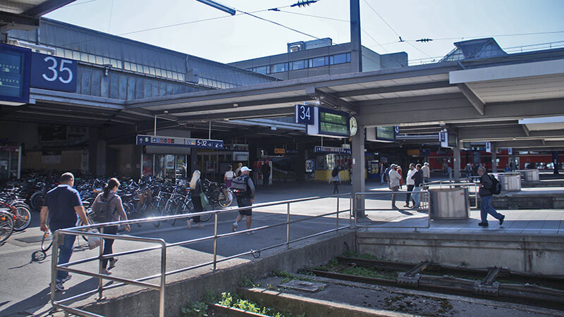 行經火車大站。