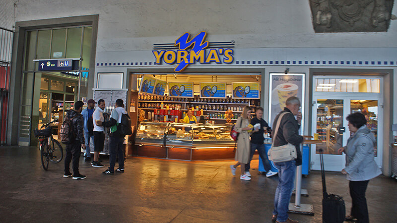 慕尼黑早餐愛店，YORMA'S，熱呼呼的紐結麵包加咖啡超便宜好吃！