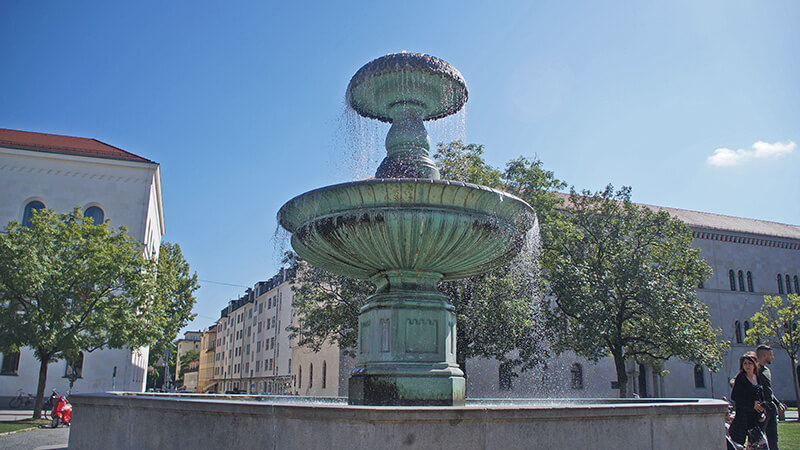 慕尼黑大學廣場噴水池。
