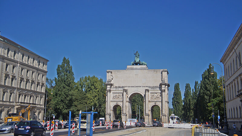 慕尼黑的凱旋門，周圍施工中。