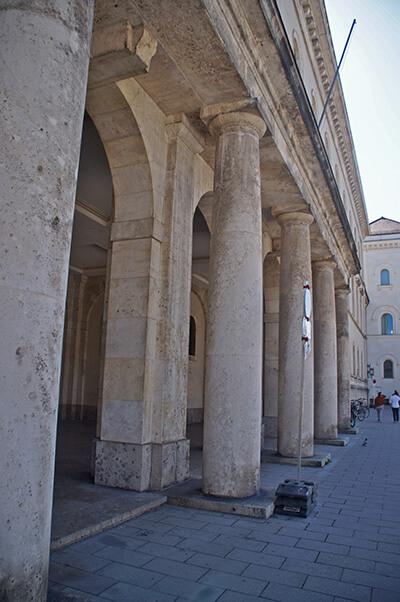 另一個慕尼黑大學圖書館，質樸的羅馬柱。