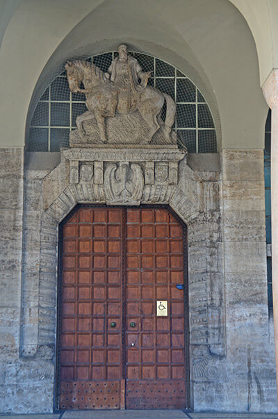 慕尼黑大學後門上方雕刻細膩。