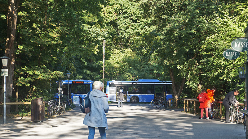 中國塔、啤酒花園有公車站牌，非常方便！