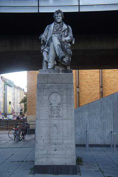 喬治歐姆石像，慕尼黑工業大學內。