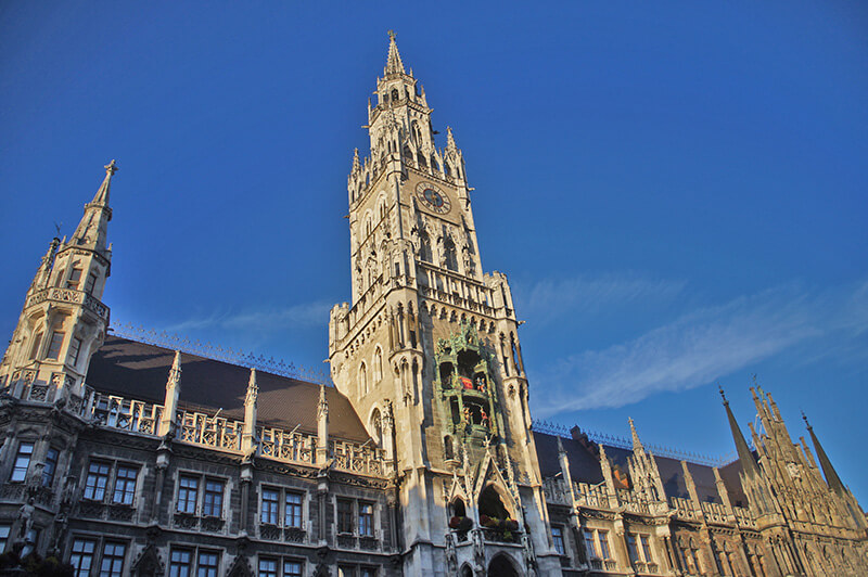 夕陽下壯觀的慕尼黑市政廳、德國最大木偶鐘鑲嵌在上方。
