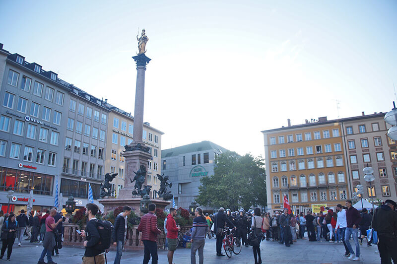 瑪莉亞廣場的地標，周圍出現旗幟與武裝警察。