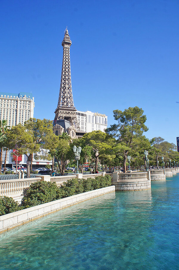 拉斯維加斯巴黎鐵塔，橫跨酒店的造景！讚！
