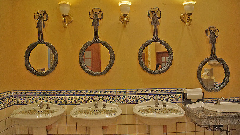 巴黎酒店內，廁所牆面也好美。
