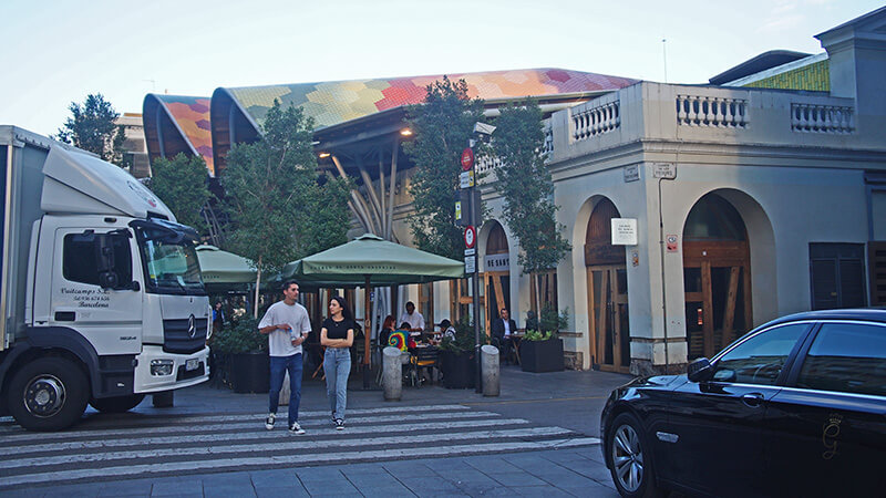 當地人最愛的布格利亞市場La Boqueria，彩色屋頂很顯眼！
