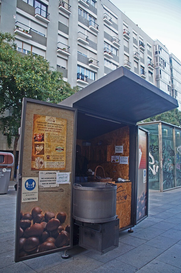 市場旁邊的烤栗子攤位，西班牙葡萄牙路邊都容易看見！