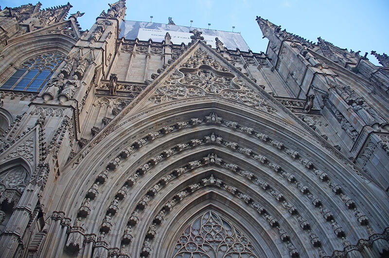 中世紀哥德式建築，巴塞隆納大教堂大門。細膩雕花。