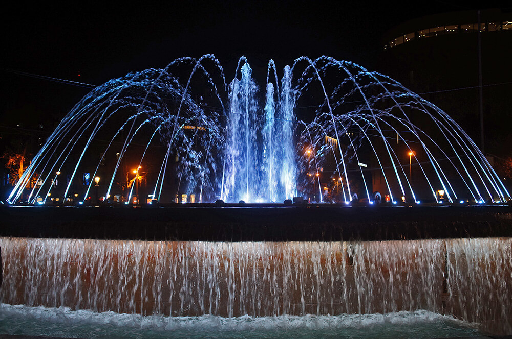 加泰隆尼亞廣場兩座大噴泉之一，超美超壯觀！