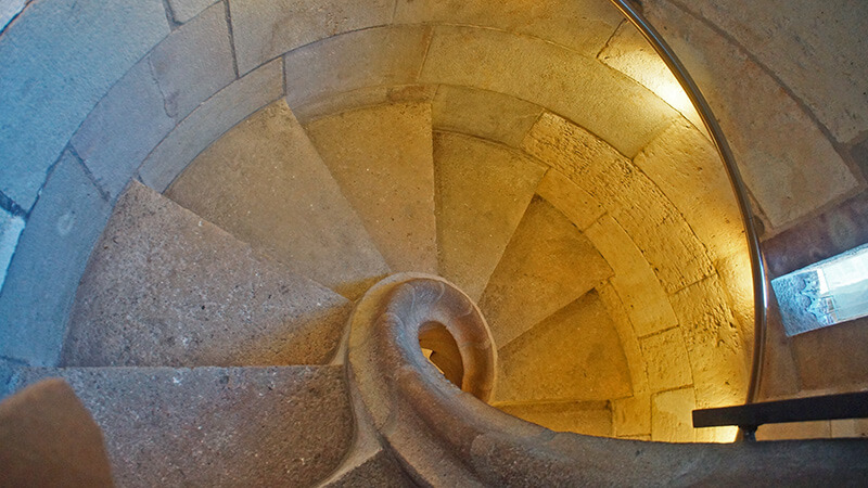 鸚鵡螺黃金比例樓梯出現。