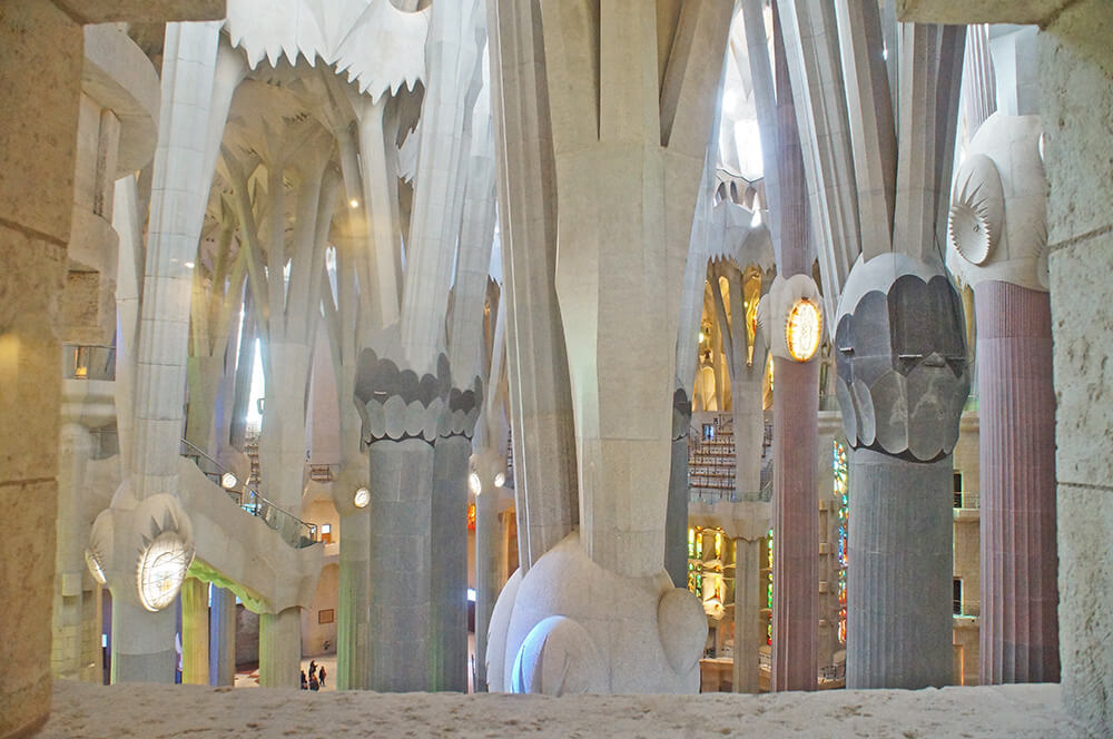 西班牙巴塞隆納聖家堂，尚未完工卻已啟用的世界文化遺產教堂！塔樓石柱樹梢探險。
