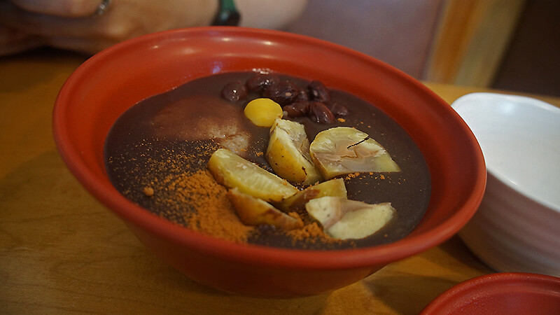 三清洞「首爾第二美味」的紅豆粥/紅豆湯，濃稠料多，香氣瀰漫。