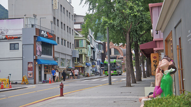 三清洞主要街道上，右手邊木招牌就是首爾第二好吃紅豆湯。