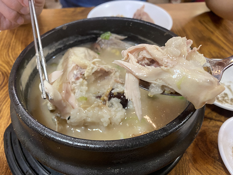 土俗村蔘雞湯，超軟嫩的糯米雞湯，沒有濃厚人參味，滑嫩順口好吃！韓國首爾之旅必吃。