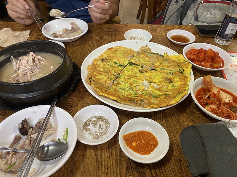 土俗村蔘雞湯與海鮮煎餅，跟台灣吃到的完全不同！