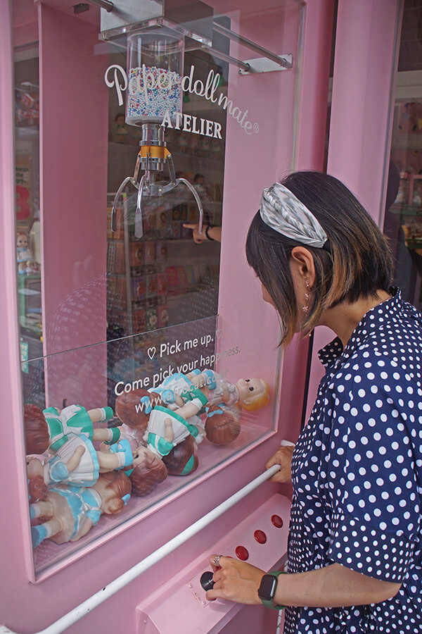 三清洞可愛的粉紅店家，夾娃娃機大門口。