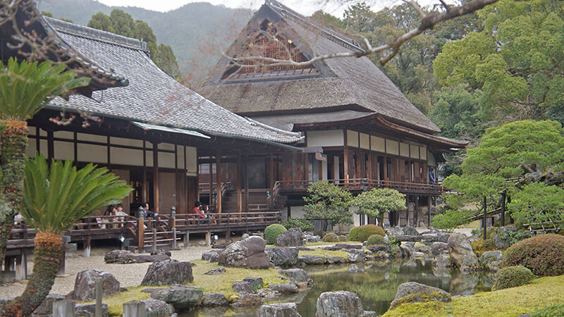 豐臣秀吉精心改建的三寶院建築，可從室內欣賞到絕美庭園外景。
