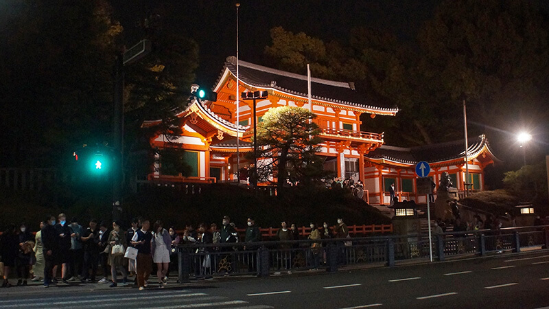櫻花季夜晚的八坂神社大門，好多人。
