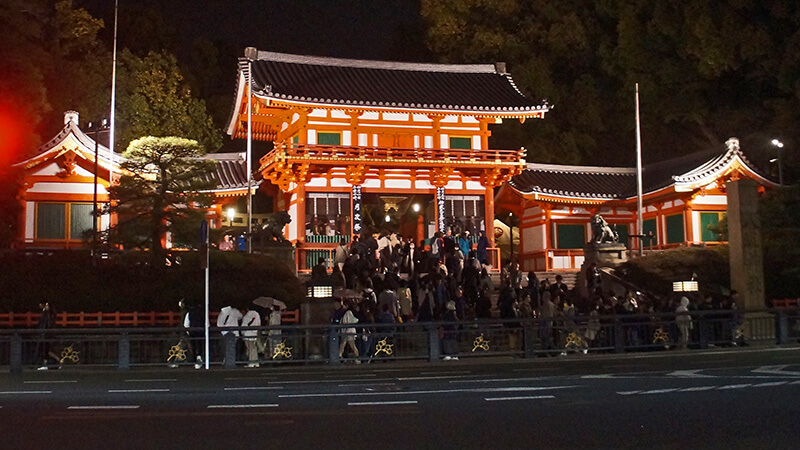 八坂神社大門，擁擠的人潮。