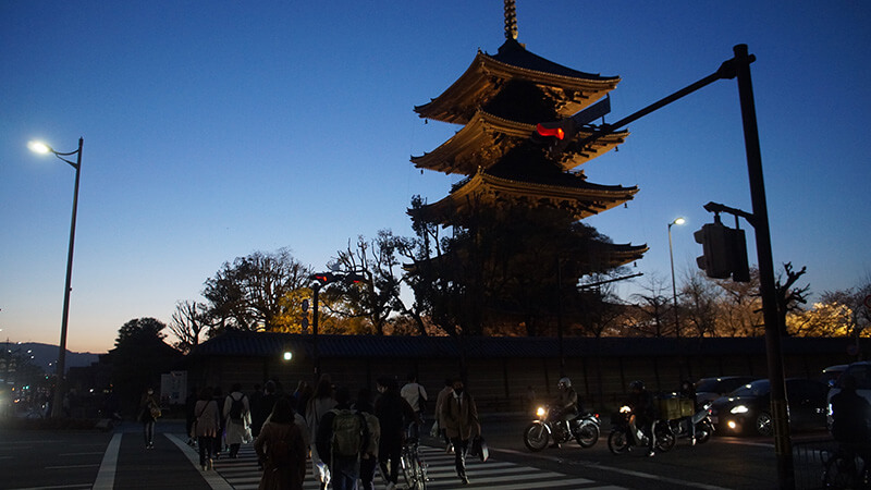 夜晚路過的東寺五重塔。