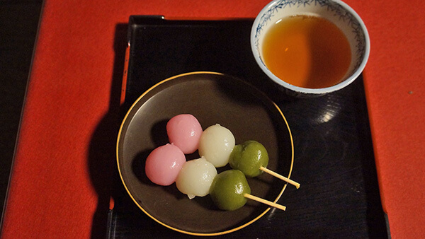 微貓也買了櫻花糰子，喝熱茶賞櫻。