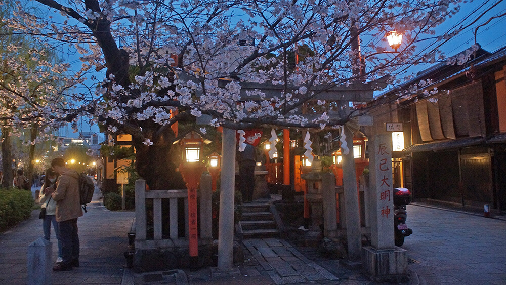巽橋對面的辰巳神社，華燈初上，小巧迷人京都風。