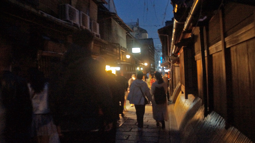 穿過祇園巷弄，繼續前進，賞夜櫻。